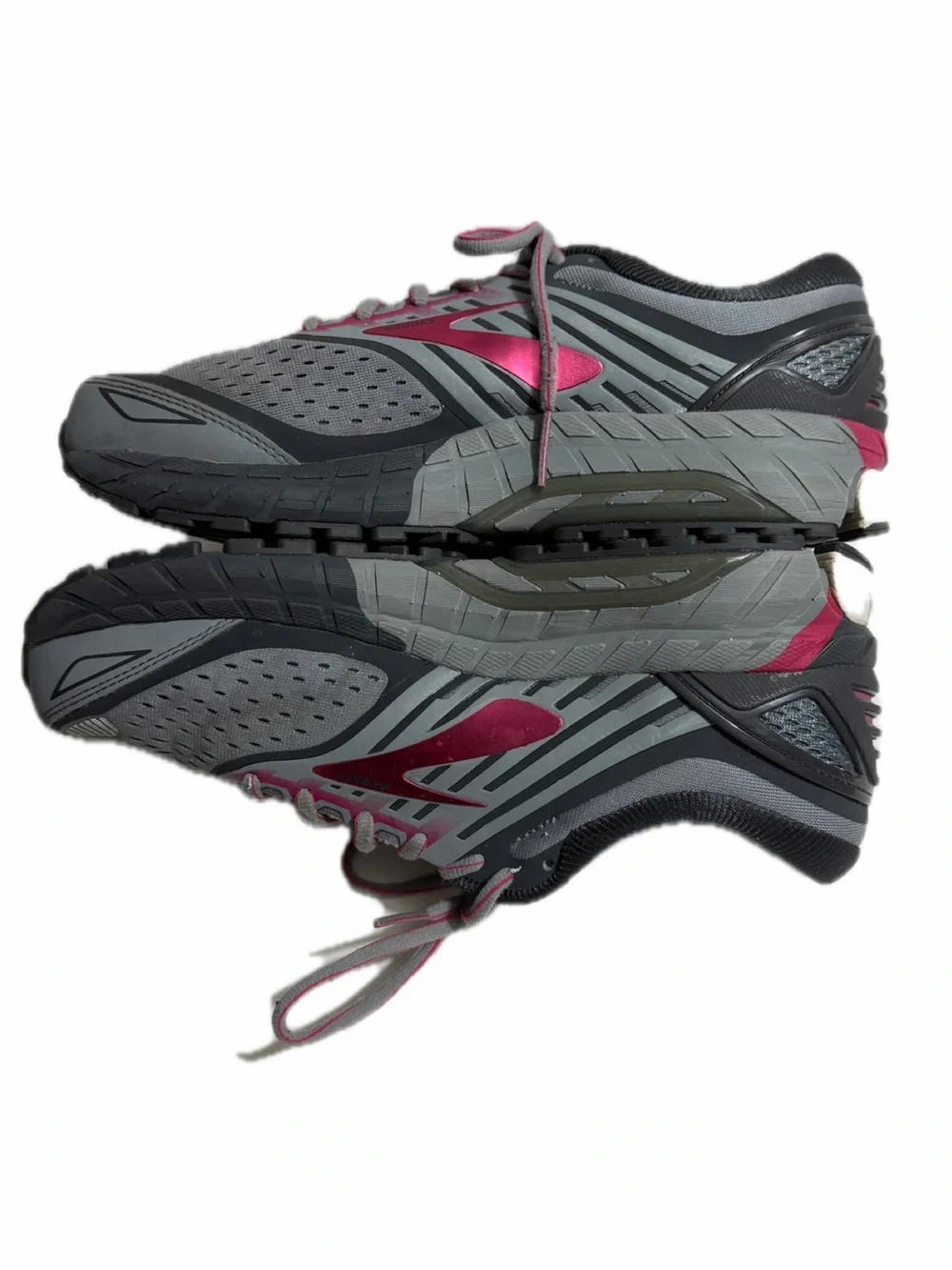 Women’s Cute Brooks Size 9 Gray and iPink Sneakers